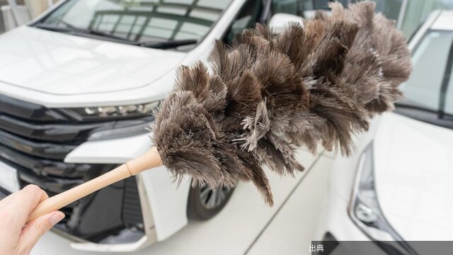 [速報]愛車の窓やドアの隙間に溜まるホコリ汚れ。羽根でサッと撫でておくと固着せずに済みましたが話題に