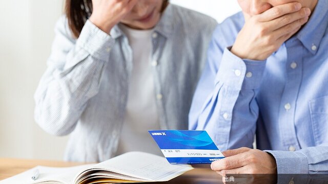 世帯年収800万円の50代夫婦、仕送りで貯蓄を切り崩す老後不安とのこと
