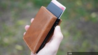 レジ前で財布をパカッと開く習慣から卒業。ワンプッシュでクレカを即取り出せる財布とのこと