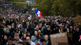 [朗報]〈袋小路のフランス〉歳出抑制すれば国民が抗議デモ､財政悪化には金融市場が抗議し金利上昇…27年大統領選まで...←これ